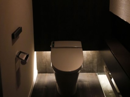 スタイリッシュなデザインのトイレを採用する